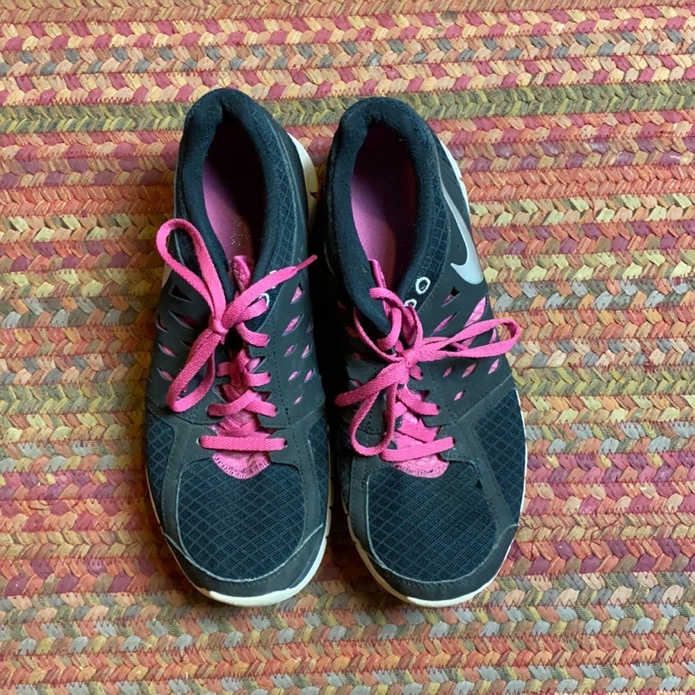 BLACK & PINK NIKE RUNNING ATHLETIC SHOES